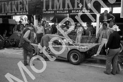 1971 9 Chevron B19 Howden Ganley Paddy Driver; Gunston's Joe Putter on right behind car (courtesy Ken Stewart) (4)