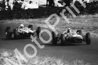 1965 (thanks Roger Pearce) P de Klerk Brabham leads Love Cooper (30)